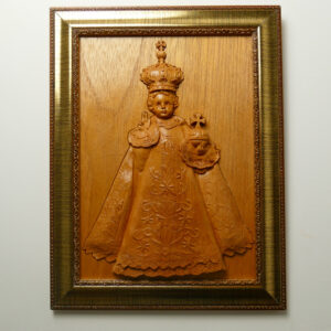 Quadro grande em relevo do Menino Jesus de Praga com manto ornado em madeira cedro rosa