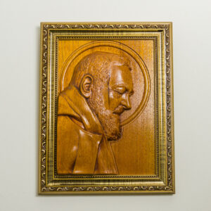 Quadro em relevo de Padre Pio de perfil rezando em madeira cedro rosa