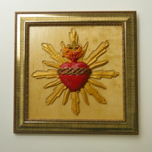 Quadro quadrado em madeira com relevo do Sagrado Coração de Jesus pintado em vermelho e dourado