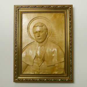 Quadro em relevo do Papa São Pio X com cruz peitoral em madeira clara caxeta