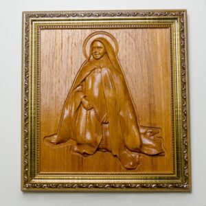 Quadro em relevo de Santa Teresinha ajoelhada rezando o rosário em madeira cedro rosa